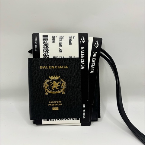 BALENCIAGA護照卡夾PASSPORT機票掛繩包內裡可以裝3卡位，背面可以放一部手機，超級時髦的風格，無塵袋，無盒子