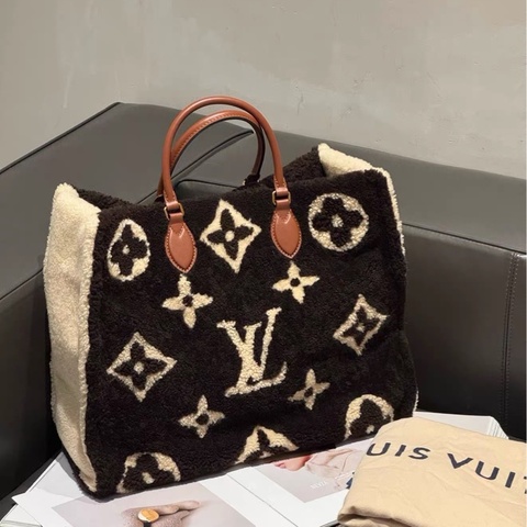 Louis Vuitton • 秋冬限量羊羔毛On The Go 大號 🤎