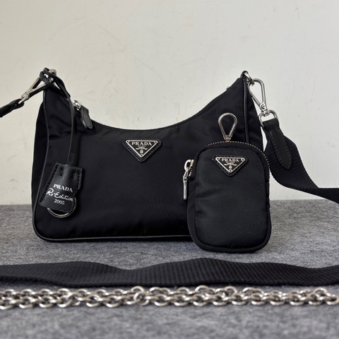 Prada 普拉達 Re-Edition 2000 Hobo 經典銀扣三角標  三合一腋下包  單肩包 尺寸:21×17×6cm。