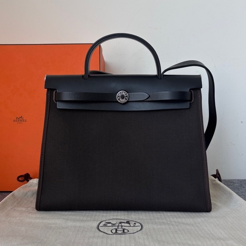 Hermes愛馬仕 Herbag 31深棕色銀扣，Y刻，配件：塵袋 鎖鑰匙，無盒