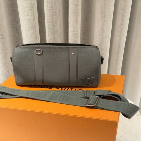 Louis vuitton 男用肩背包｜牛皮Citykeep LV水泥灰絕版色｜近全新閑置品