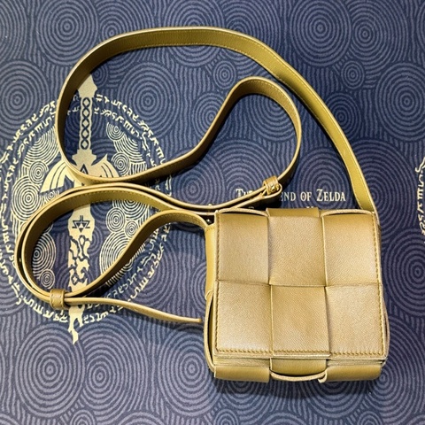 Bottega Veneta Cassette 經典編織小羊皮扣式斜背包（迷你-橄欖綠）