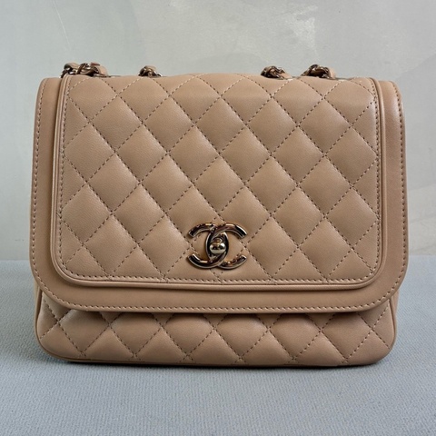 Chanel香奈兒奶茶色菱格口蓋方胖子鏈條包，鐳射26開，尺寸22x17。