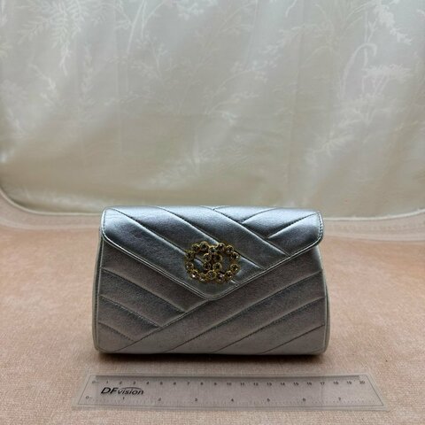 Chanel 金屬銀 V 紋水鑽雙 C 手拿包