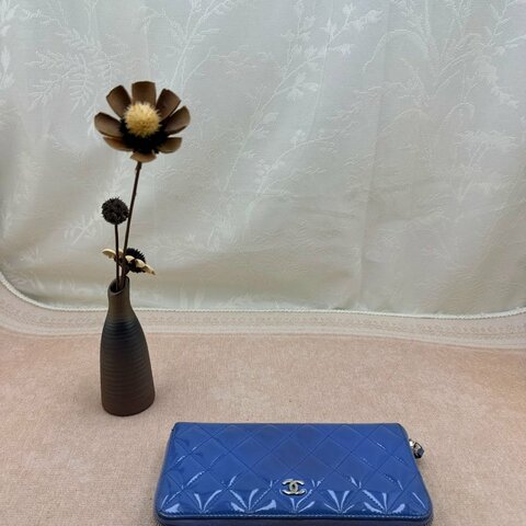 Chanel 寶藍漆皮菱格拉鍊長銀包