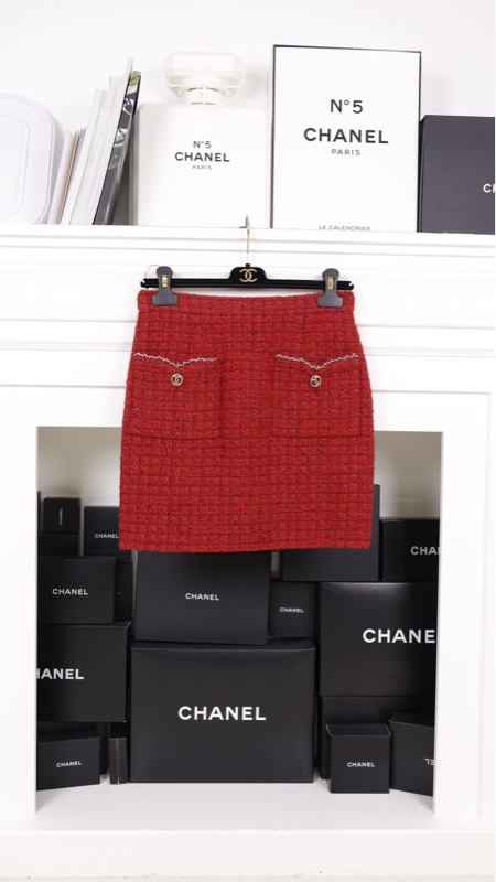 Chanel 23B秀款浆果红金两口袋半裙
