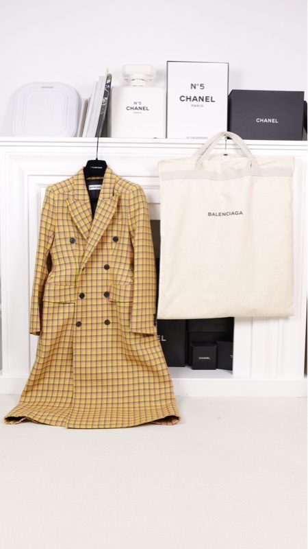 Balenciaga 18年秀款黄粉格纹沙漏腰垫肩双排扣大衣外套