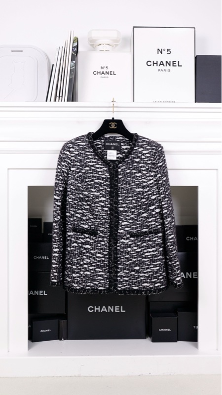 Chanel 10年何超琼同款黑白条纹编织两口袋外套