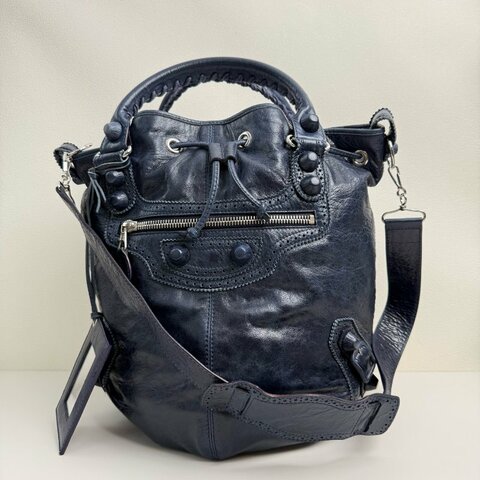 巴黎世家/BALENCIAGA Le Cagole 藍色羊皮鉚釘機車包水桶包單肩包斜挎包 銀色釕色五金 可拆卸肩帶