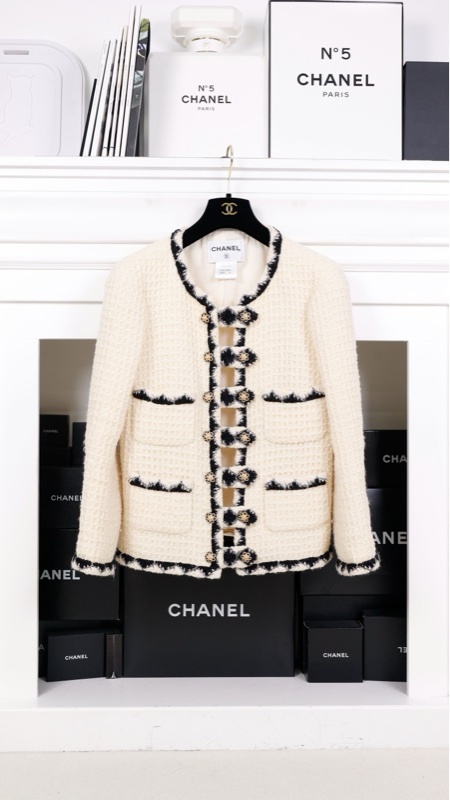 Chanel 15年萨尔茨堡系列秀款白色双排狮头扣四口袋外套