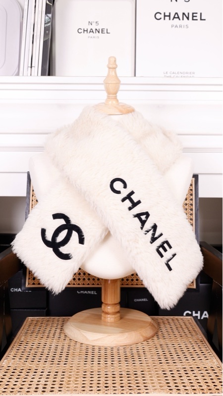 Chanel 94年秀款奶黄色黑色字母毛毛围巾