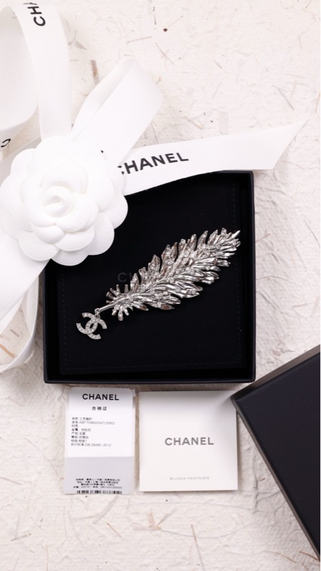 Chanel 25S笼中鸟系列羽毛造型银色羽毛莱茵石胸针