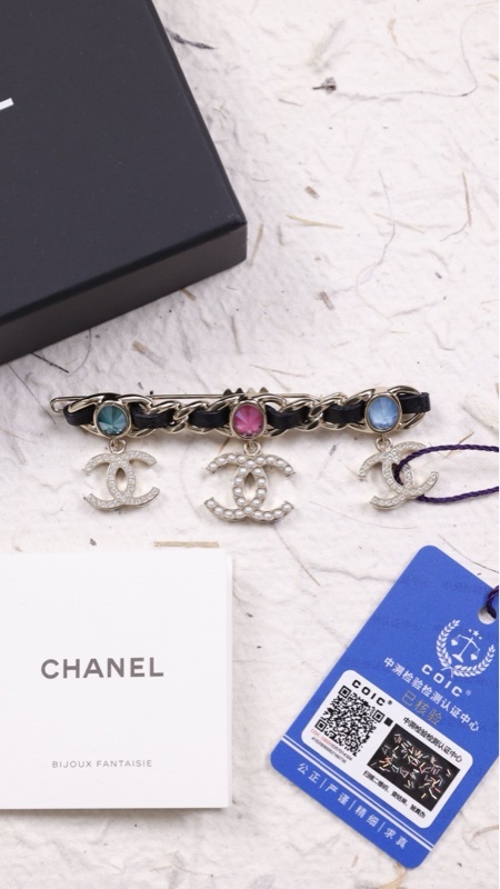 Chanel 20C车站系列秀款黑金皮穿链彩色钻石镶嵌珍珠莱茵石cc吊坠发夹