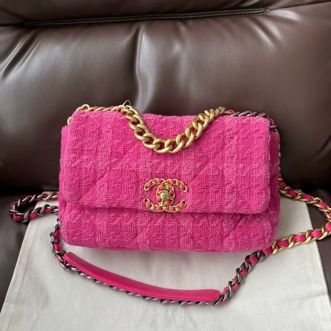 Chanel • 經典玫紅色毛呢金釦19 Bag