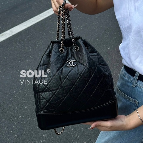 Chanel • 經典黑銀牛皮流浪後背包 🈶保卡
