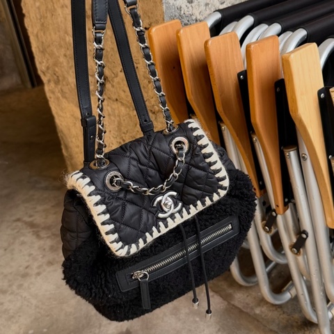 Chanel • 經典黑銀羊羔毛拼羽絨後背包