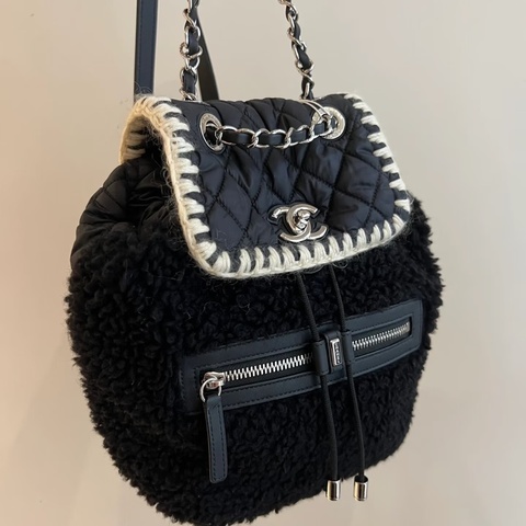 Chanel • 經典黑銀羊羔毛拼羽絨後背包