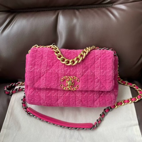 Chanel • 經典玫紅色毛呢金釦19 Bag