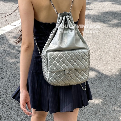 Chanel • 經典太空銀銀釦Jennie同款束口後背包