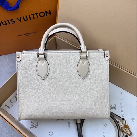 Louis Vuitton • 經典奶昔白老花皮革壓紋On The Go 小號 芯片款✨