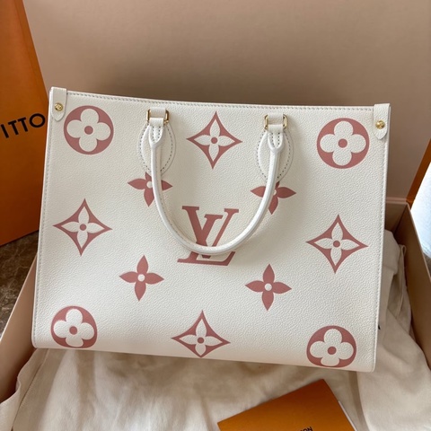 Louis Vuitton • 經典草莓牛奶老花皮革壓紋On The Go 中號