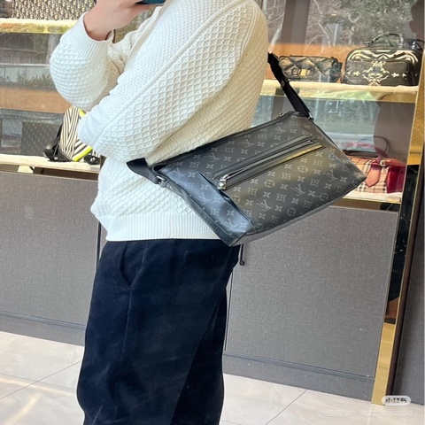 LV 郵差包 斜背包黑花