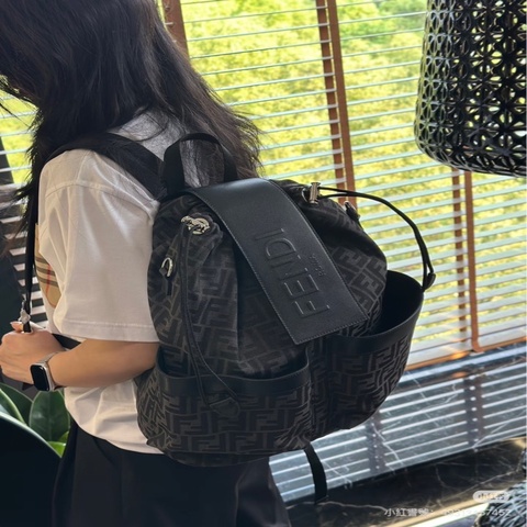 芬迪FENDI老花Strike中號雙肩背#男女皆適用#