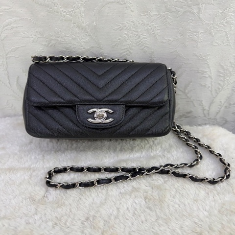 這是一款黑色香奈兒 Chevron 菱格紋魚子醬牛皮 Mini Classic Flap 肩背包