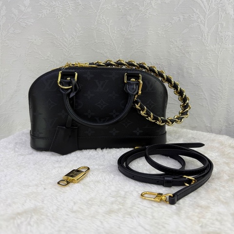 這款包包是 Louis Vuitton Alma BB，採用黑色 Monogram Ink 小牛皮製成，配有帶光澤的同色調圖案。