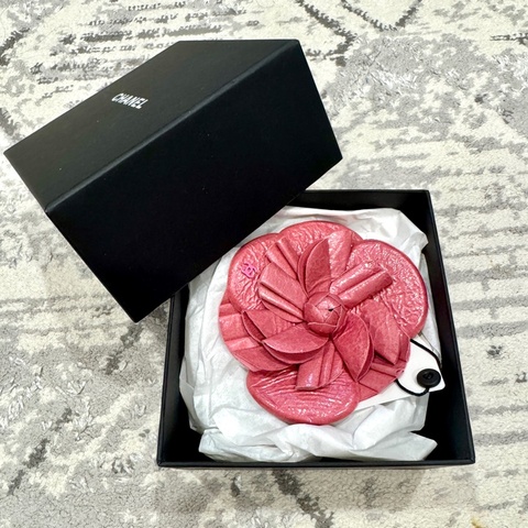 Chanel 香奈兒粉色小羊皮山茶花胸針