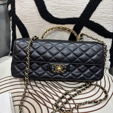 Chanel flap bag with handle 黑色牛皮金扣留空手柄 24C