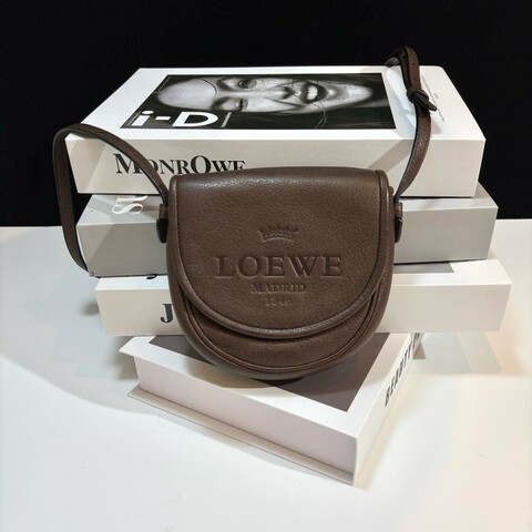 LOEWE/羅意威 mini馬鞍包 棕色荔枝紋小牛皮單肩斜挎包。
