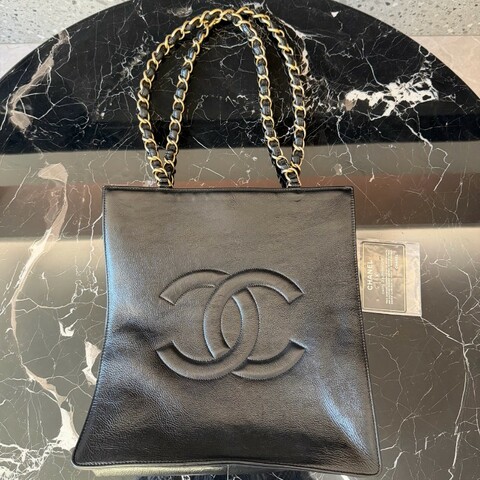 香奈兒chanel 20早秋油蠟牛皮黑金豎版托特購物袋 
黑色簡約大logo配皮編鏈條
