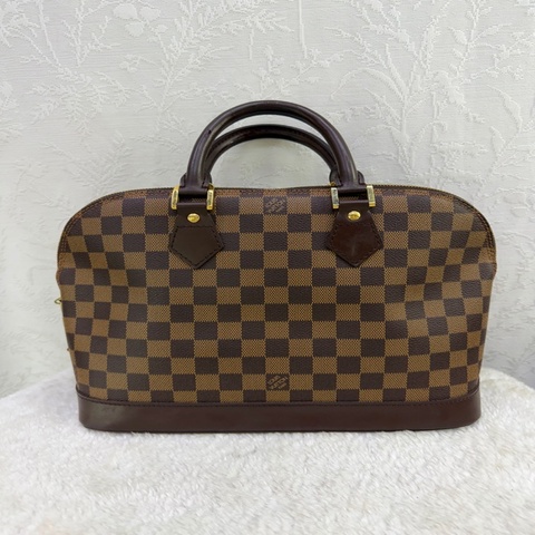 這是一只Louis Vuitton Damier Ebene帆布材質的經典Alma PM貝殼包