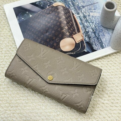 JS1504-LV SARAH  奶茶色牛皮壓紋下蓋長夾 M82256