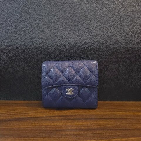 CHANEL 香奈兒 深藍色魚子醬菱格紋短夾｜金色雙C｜全新