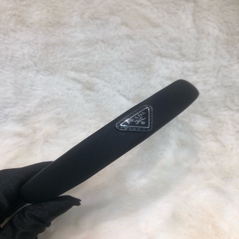 Prada 三角標黑色頭箍 XC792