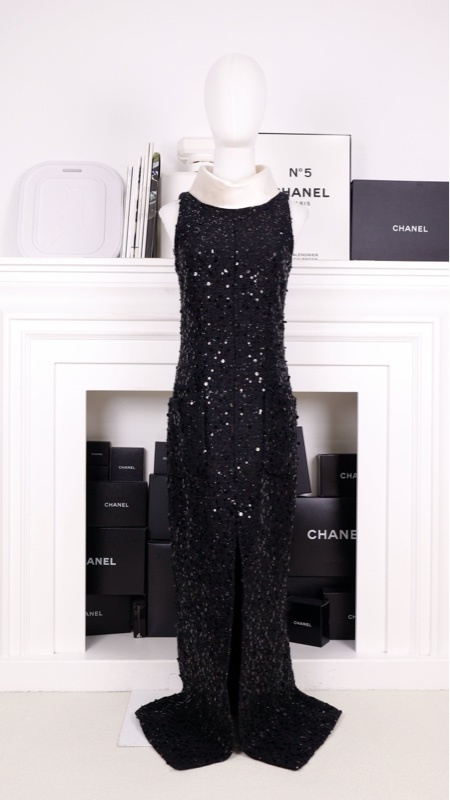 Chanel 17年地控系列黑色亮片缎面领口拼接开叉无袖连衣裙