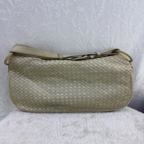 這是一隻 Bottega Veneta 的經典 Intrecciato 編織皮革肩背包，