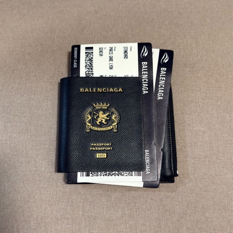 Balenciaga 護照手機包
