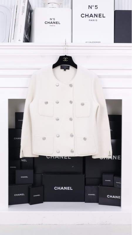 Chanel 21B白色山羊绒双排扣四口袋针织开衫外套