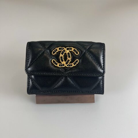 CHANEL 19 MINI三折短夾羊皮黑金 AP1789/晶片款