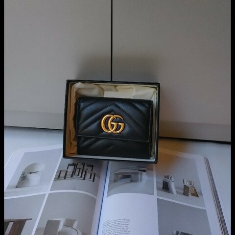 Gucci 黑皮革V格三折短夾