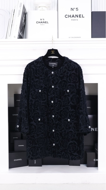 Chanel 18年汉堡系列秀款黑色山茶花丝绒四口袋七分袖外套