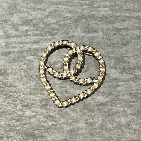 CHANEL 白色緞帶愛心胸針