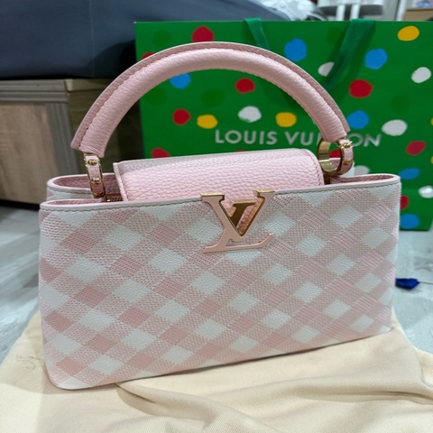 LV M20717 粉白格子金扣中號 本款 capucines 中號手袋為全粒面 手提包