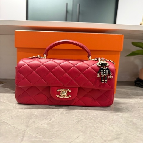 香奈兒chanel 紅色帶徽章手柄 大mini ，晶片款