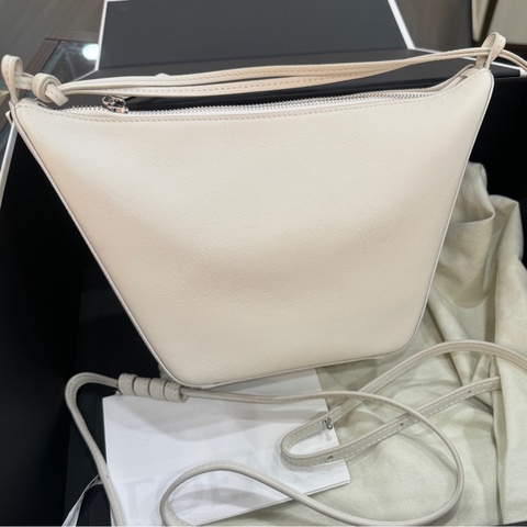 loewe羅意威奶白色迷你hammock hobo腋下包，尺寸:28*17*9.5cm，配件 塵袋
