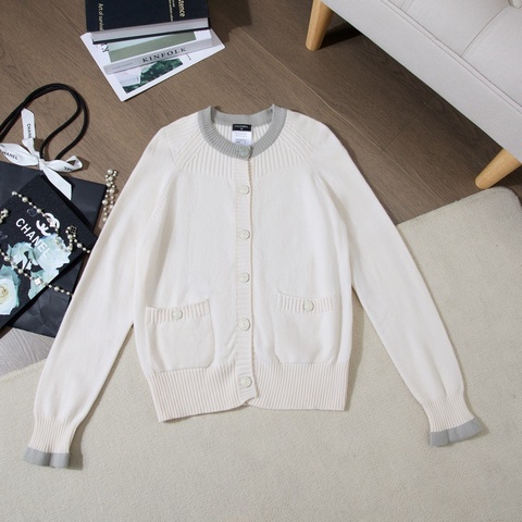 CHANEL Cardigan 米灰撞色羊絨外套