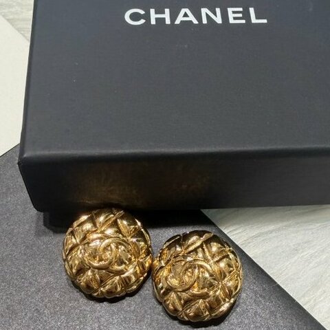 CHANEL 格紋雙C夾式耳環 金色